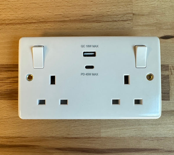 Knightsbridge CU9003 White 2 Gang Curved Edge 13A SP Switched Socket With Outboard Rockers & Type A (QC 18W) + Type C (PD 45W) USB Charger Outlets - LED Spares